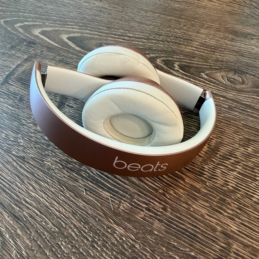Beats Rose Gold Wireless Headphones - Picture 3 of 5